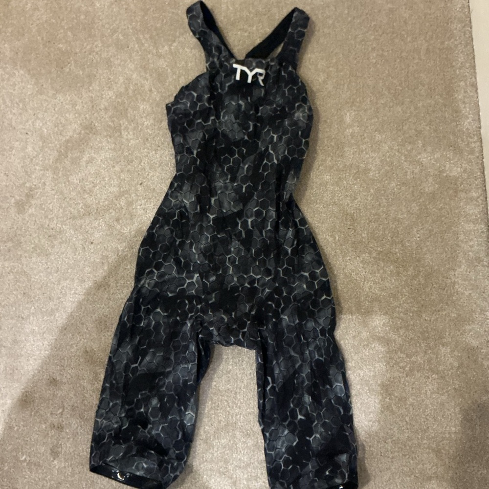TYR Avictor Tech Suit Size 30
